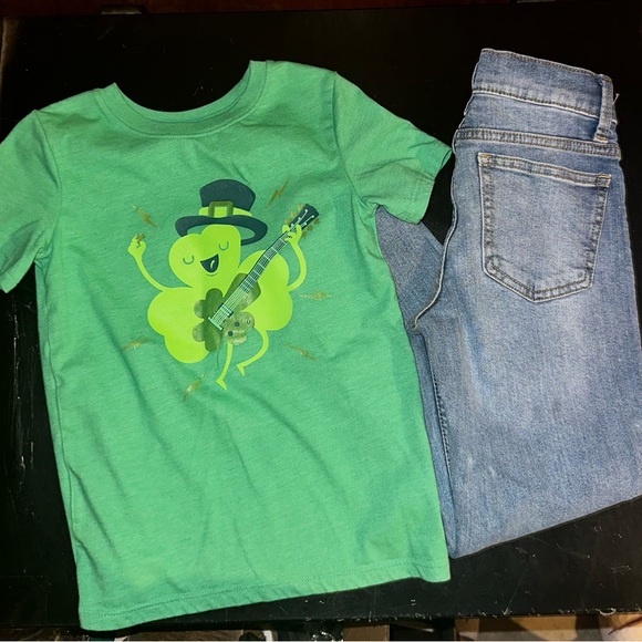 Boys bundle with graphic Ts and no hole jeans - Picture 2 of 7